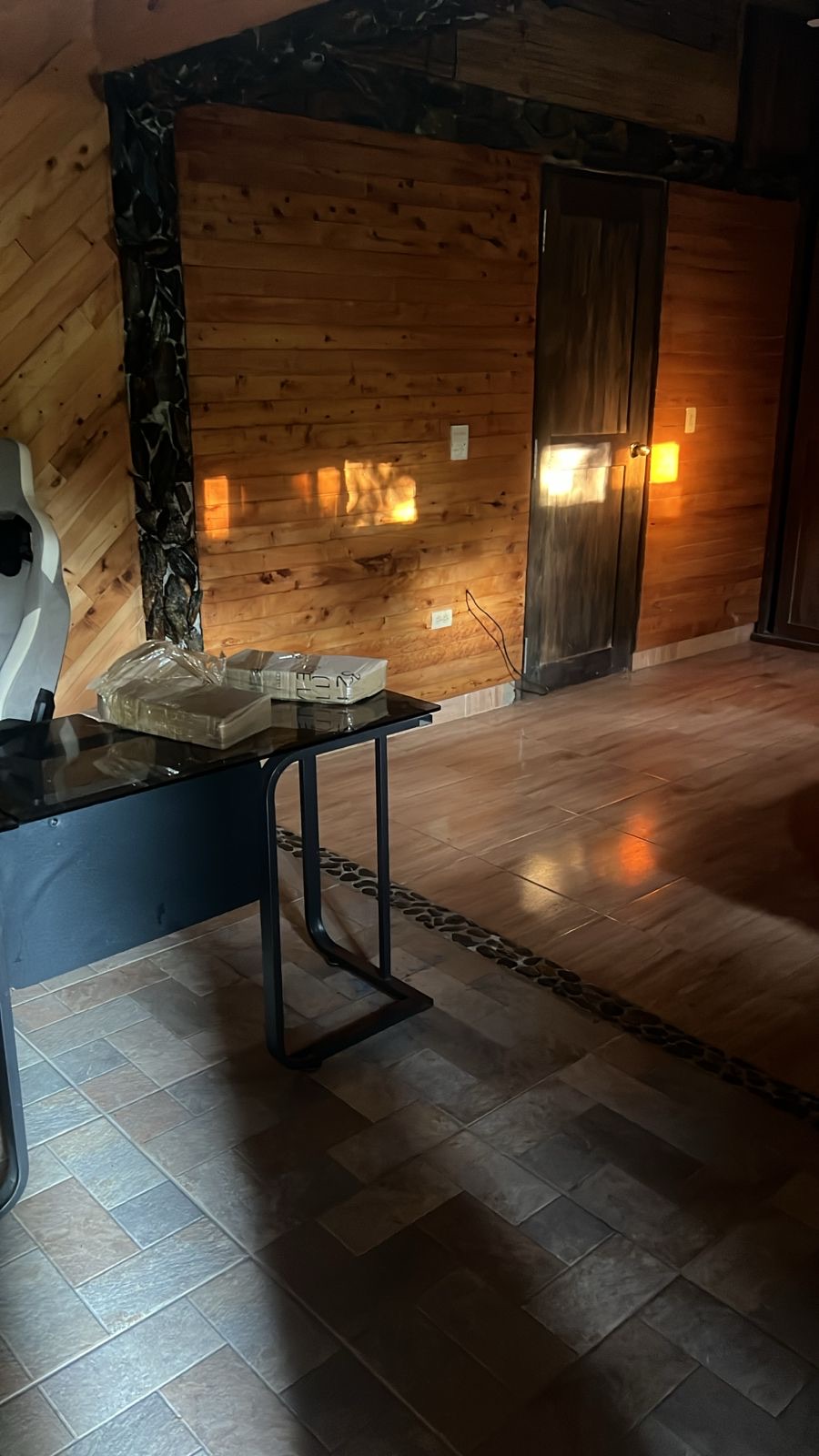Room finish: wood + river stone